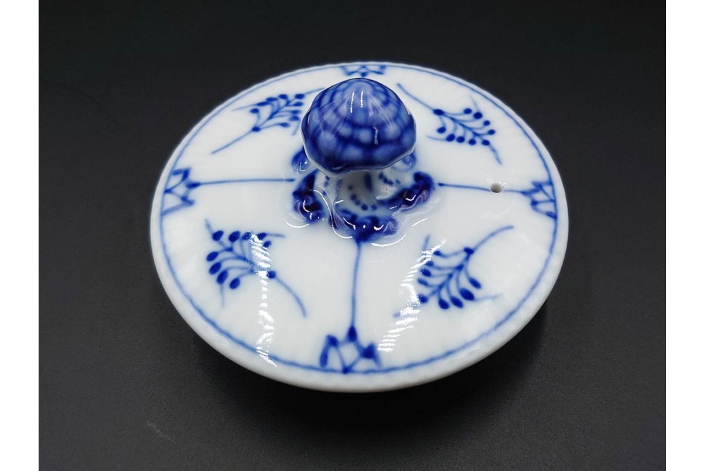 デンマーク製　ROYAL COPENHAGEN(ロイヤルコペンハーゲン)　ブルーフルーテッド　ハーフレースのティーポット　定価約6万6千円　(R-087850)