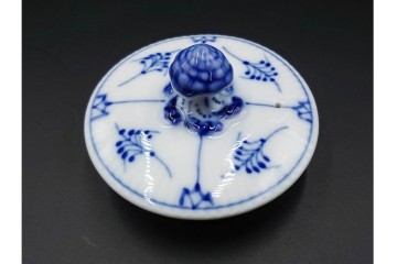 デンマーク製　ROYAL COPENHAGEN(ロイヤルコペンハーゲン)　ブルーフルーテッド　ハーフレースのティーポット　定価約6万6千円　(R-087850)