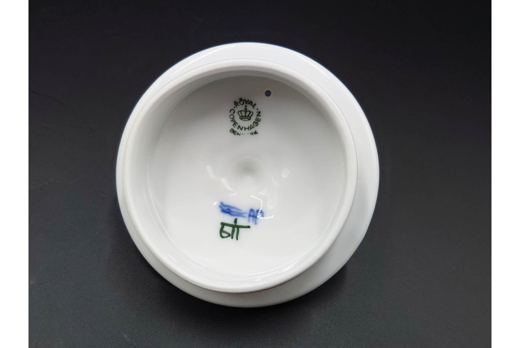 デンマーク製　ROYAL COPENHAGEN(ロイヤルコペンハーゲン)　ブルーフルーテッド　ハーフレースのティーポット　定価約6万6千円　(R-087850)