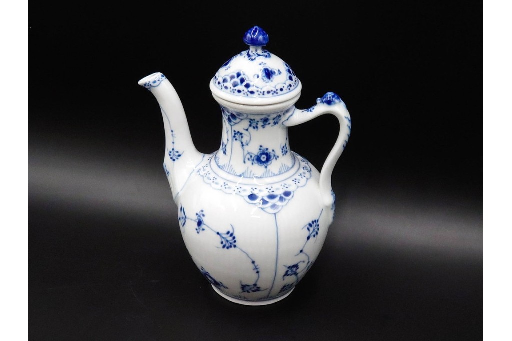 デンマーク製　ROYAL COPENHAGEN(ロイヤルコペンハーゲン)　ブルーフルーテッド　ハーフレースのコーヒーポット　定価約7万1500円　(R-087851)