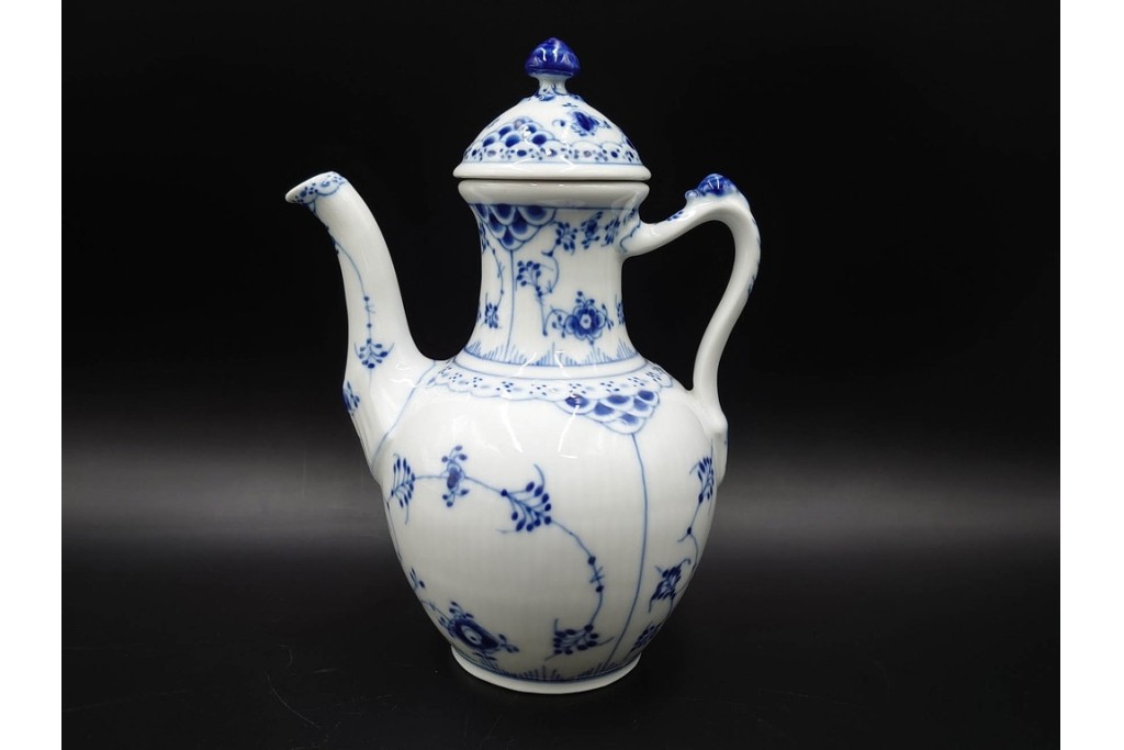 デンマーク製　ROYAL COPENHAGEN(ロイヤルコペンハーゲン)　ブルーフルーテッド　ハーフレースのコーヒーポット　定価約7万1500円　(R-087851)