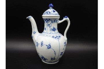 デンマーク製　ROYAL COPENHAGEN(ロイヤルコペンハーゲン)　ブルーフルーテッド　ハーフレースのコーヒーポット　定価約7万1500円　(R-087851)