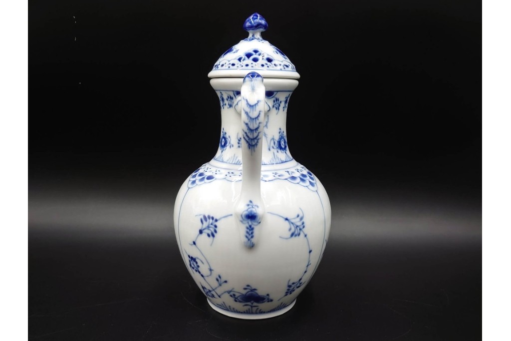 デンマーク製　ROYAL COPENHAGEN(ロイヤルコペンハーゲン)　ブルーフルーテッド　ハーフレースのコーヒーポット　定価約7万1500円　(R-087851)