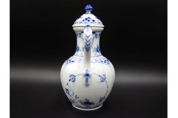 デンマーク製　ROYAL COPENHAGEN(ロイヤルコペンハーゲン)　ブルーフルーテッド　ハーフレースのコーヒーポット　定価約7万1500円　(R-087851)