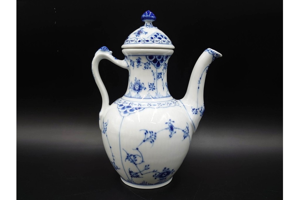 デンマーク製　ROYAL COPENHAGEN(ロイヤルコペンハーゲン)　ブルーフルーテッド　ハーフレースのコーヒーポット　定価約7万1500円　(R-087851)