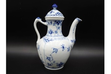 デンマーク製　ROYAL COPENHAGEN(ロイヤルコペンハーゲン)　ブルーフルーテッド　ハーフレースのコーヒーポット　定価約7万1500円　(R-087851)