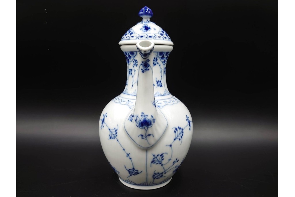 デンマーク製　ROYAL COPENHAGEN(ロイヤルコペンハーゲン)　ブルーフルーテッド　ハーフレースのコーヒーポット　定価約7万1500円　(R-087851)