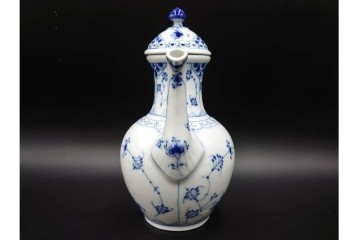 デンマーク製　ROYAL COPENHAGEN(ロイヤルコペンハーゲン)　ブルーフルーテッド　ハーフレースのコーヒーポット　定価約7万1500円　(R-087851)