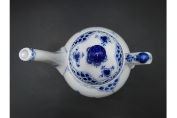 デンマーク製　ROYAL COPENHAGEN(ロイヤルコペンハーゲン)　ブルーフルーテッド　ハーフレースのコーヒーポット　定価約7万1500円　(R-087851)