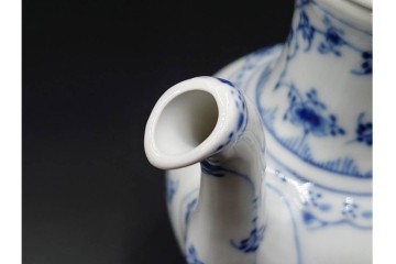 デンマーク製　ROYAL COPENHAGEN(ロイヤルコペンハーゲン)　ブルーフルーテッド　ハーフレースのコーヒーポット　定価約7万1500円　(R-087851)