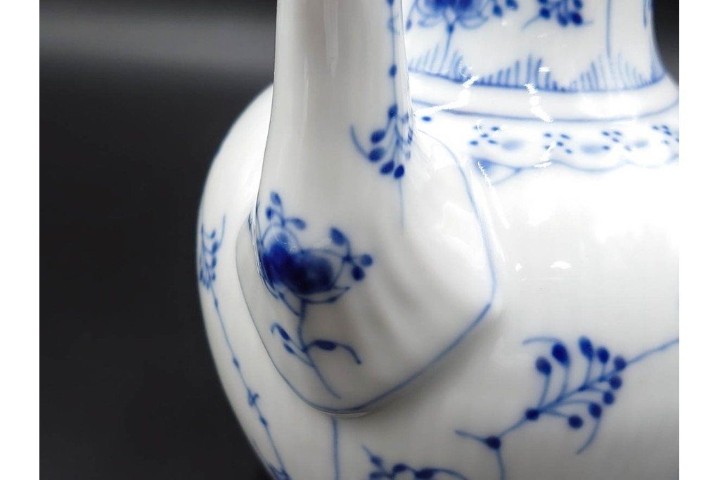 デンマーク製　ROYAL COPENHAGEN(ロイヤルコペンハーゲン)　ブルーフルーテッド　ハーフレースのコーヒーポット　定価約7万1500円　(R-087851)