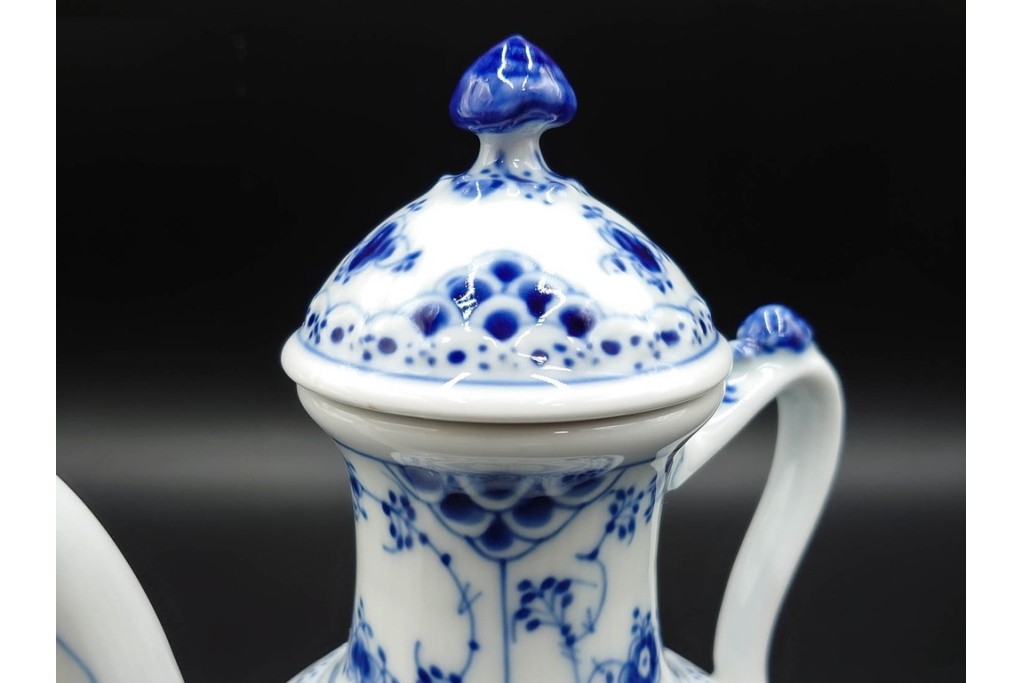 デンマーク製　ROYAL COPENHAGEN(ロイヤルコペンハーゲン)　ブルーフルーテッド　ハーフレースのコーヒーポット　定価約7万1500円　(R-087851)