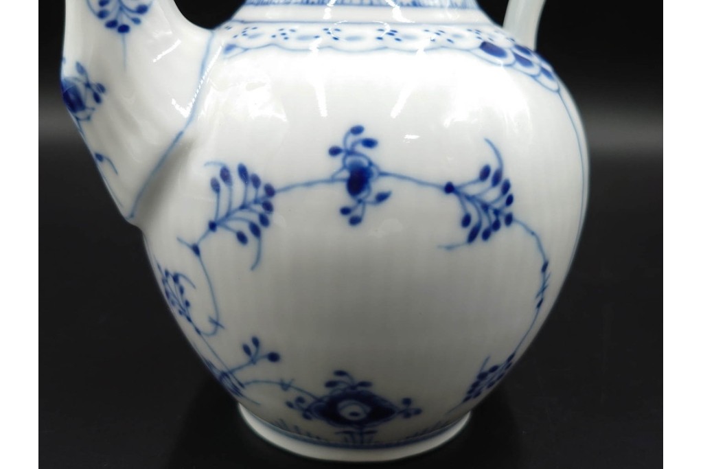 デンマーク製　ROYAL COPENHAGEN(ロイヤルコペンハーゲン)　ブルーフルーテッド　ハーフレースのコーヒーポット　定価約7万1500円　(R-087851)