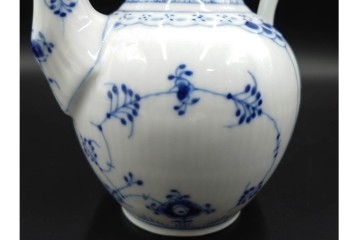 デンマーク製　ROYAL COPENHAGEN(ロイヤルコペンハーゲン)　ブルーフルーテッド　ハーフレースのコーヒーポット　定価約7万1500円　(R-087851)