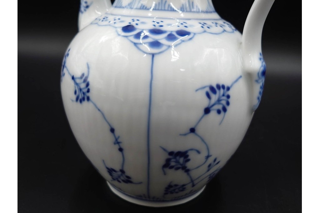 デンマーク製　ROYAL COPENHAGEN(ロイヤルコペンハーゲン)　ブルーフルーテッド　ハーフレースのコーヒーポット　定価約7万1500円　(R-087851)