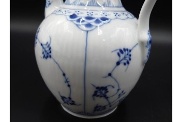 デンマーク製　ROYAL COPENHAGEN(ロイヤルコペンハーゲン)　ブルーフルーテッド　ハーフレースのコーヒーポット　定価約7万1500円　(R-087851)