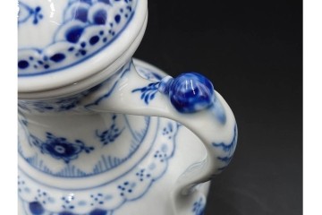 デンマーク製　ROYAL COPENHAGEN(ロイヤルコペンハーゲン)　ブルーフルーテッド　ハーフレースのコーヒーポット　定価約7万1500円　(R-087851)