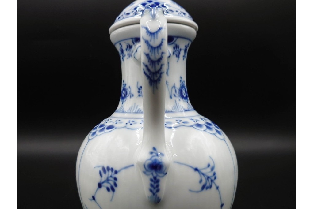 デンマーク製　ROYAL COPENHAGEN(ロイヤルコペンハーゲン)　ブルーフルーテッド　ハーフレースのコーヒーポット　定価約7万1500円　(R-087851)