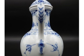 デンマーク製　ROYAL COPENHAGEN(ロイヤルコペンハーゲン)　ブルーフルーテッド　ハーフレースのコーヒーポット　定価約7万1500円　(R-087851)