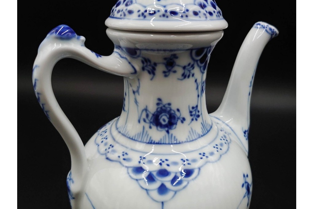 デンマーク製　ROYAL COPENHAGEN(ロイヤルコペンハーゲン)　ブルーフルーテッド　ハーフレースのコーヒーポット　定価約7万1500円　(R-087851)