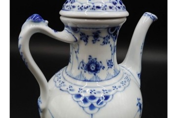 デンマーク製　ROYAL COPENHAGEN(ロイヤルコペンハーゲン)　ブルーフルーテッド　ハーフレースのコーヒーポット　定価約7万1500円　(R-087851)