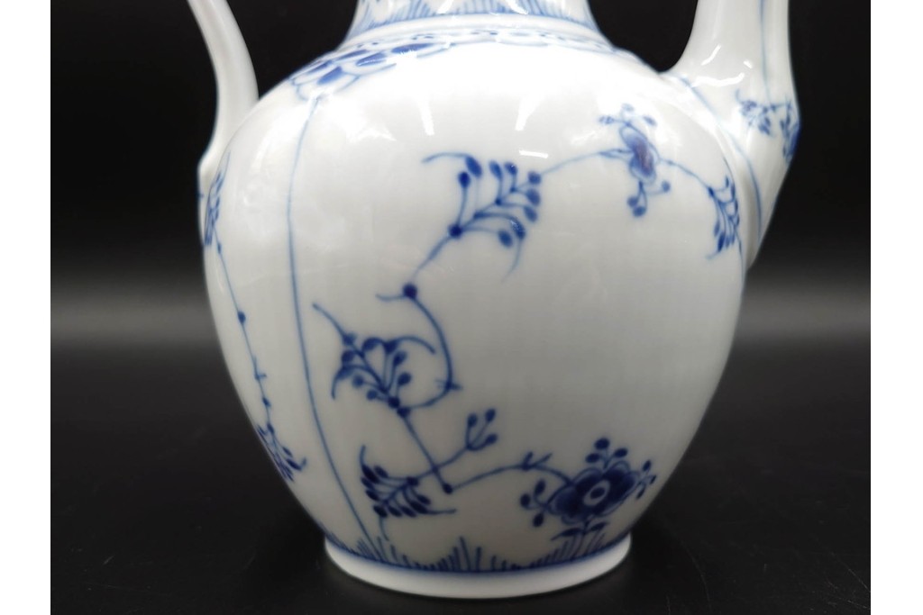 デンマーク製　ROYAL COPENHAGEN(ロイヤルコペンハーゲン)　ブルーフルーテッド　ハーフレースのコーヒーポット　定価約7万1500円　(R-087851)