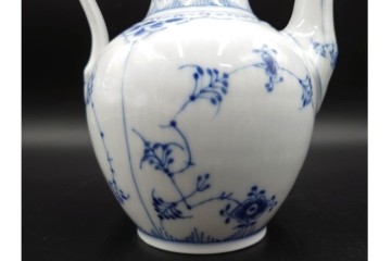 デンマーク製　ROYAL COPENHAGEN(ロイヤルコペンハーゲン)　ブルーフルーテッド　ハーフレースのコーヒーポット　定価約7万1500円　(R-087851)