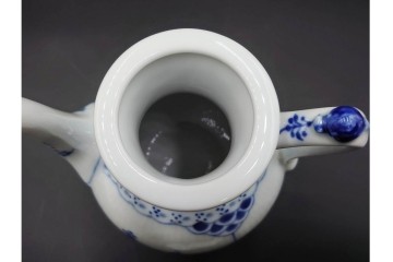 デンマーク製　ROYAL COPENHAGEN(ロイヤルコペンハーゲン)　ブルーフルーテッド　ハーフレースのコーヒーポット　定価約7万1500円　(R-087851)
