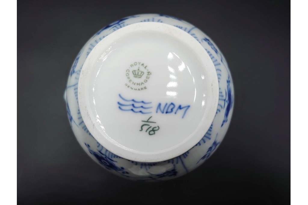 デンマーク製　ROYAL COPENHAGEN(ロイヤルコペンハーゲン)　ブルーフルーテッド　ハーフレースのコーヒーポット　定価約7万1500円　(R-087851)