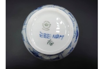 デンマーク製　ROYAL COPENHAGEN(ロイヤルコペンハーゲン)　ブルーフルーテッド　ハーフレースのコーヒーポット　定価約7万1500円　(R-087851)