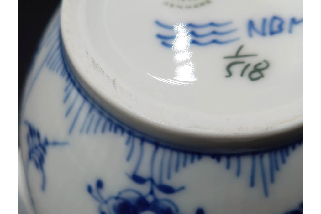 デンマーク製　ROYAL COPENHAGEN(ロイヤルコペンハーゲン)　ブルーフルーテッド　ハーフレースのコーヒーポット　定価約7万1500円　(R-087851)