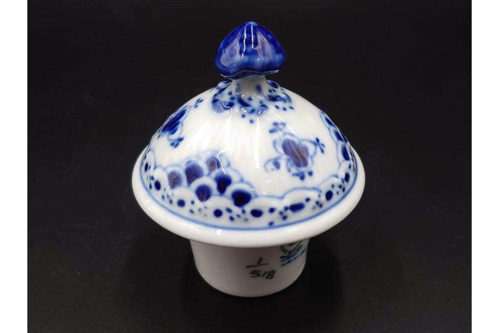 デンマーク製　ROYAL COPENHAGEN(ロイヤルコペンハーゲン)　ブルーフルーテッド　ハーフレースのコーヒーポット　定価約7万1500円　(R-087851)