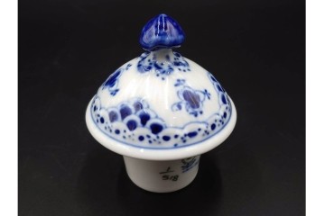 デンマーク製　ROYAL COPENHAGEN(ロイヤルコペンハーゲン)　ブルーフルーテッド　ハーフレースのコーヒーポット　定価約7万1500円　(R-087851)
