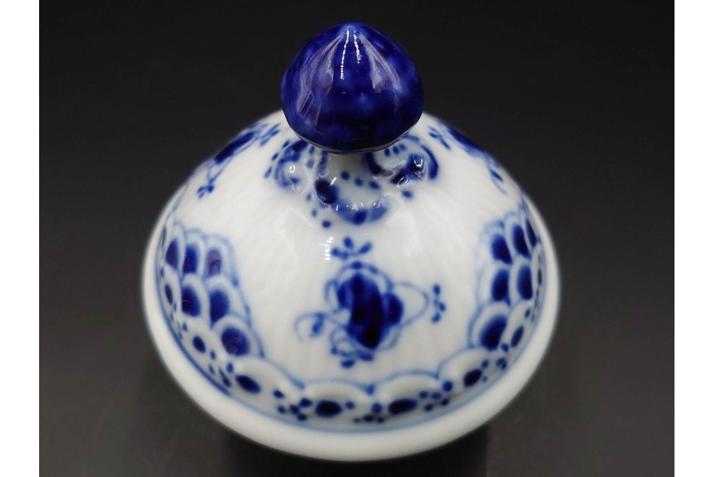 デンマーク製　ROYAL COPENHAGEN(ロイヤルコペンハーゲン)　ブルーフルーテッド　ハーフレースのコーヒーポット　定価約7万1500円　(R-087851)