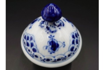 デンマーク製　ROYAL COPENHAGEN(ロイヤルコペンハーゲン)　ブルーフルーテッド　ハーフレースのコーヒーポット　定価約7万1500円　(R-087851)
