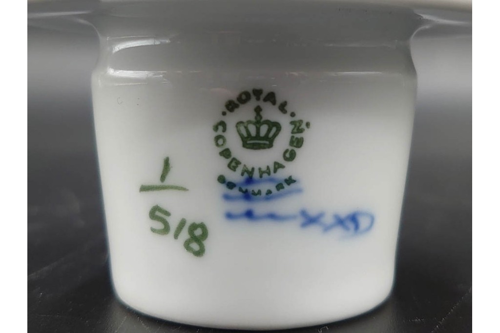デンマーク製　ROYAL COPENHAGEN(ロイヤルコペンハーゲン)　ブルーフルーテッド　ハーフレースのコーヒーポット　定価約7万1500円　(R-087851)