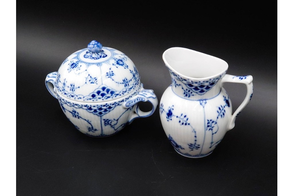 デンマーク製　ROYAL COPENHAGEN(ロイヤルコペンハーゲン)　ブルーフルーテッド　ハーフレース　シュガーボウル・クリーマーセット　定価(2点合計)約6万9千円　(R-087852)