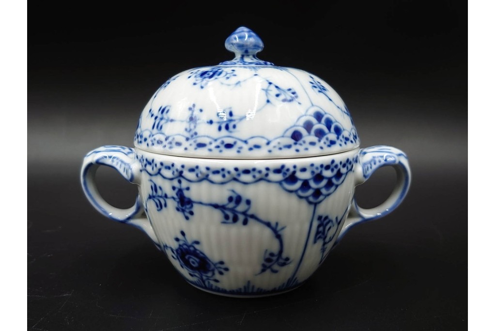 デンマーク製　ROYAL COPENHAGEN(ロイヤルコペンハーゲン)　ブルーフルーテッド　ハーフレース　シュガーボウル・クリーマーセット　定価(2点合計)約6万9千円　(R-087852)