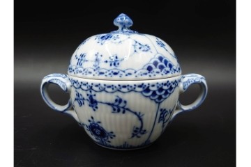 デンマーク製　ROYAL COPENHAGEN(ロイヤルコペンハーゲン)　ブルーフルーテッド　ハーフレース　シュガーボウル・クリーマーセット　定価(2点合計)約6万9千円　(R-087852)