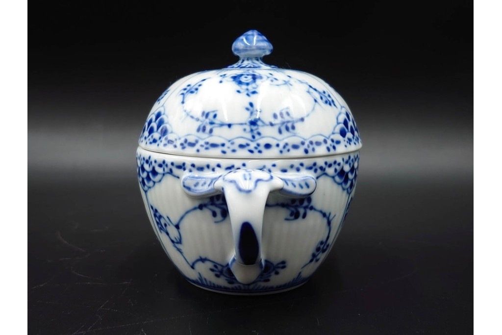デンマーク製　ROYAL COPENHAGEN(ロイヤルコペンハーゲン)　ブルーフルーテッド　ハーフレース　シュガーボウル・クリーマーセット　定価(2点合計)約6万9千円　(R-087852)