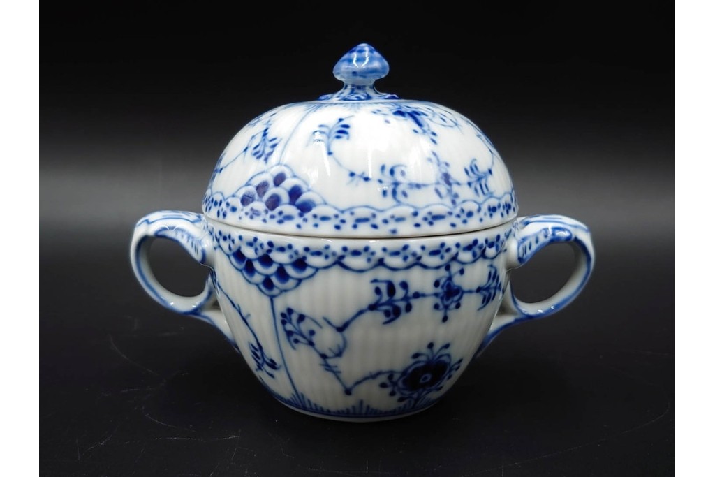 デンマーク製　ROYAL COPENHAGEN(ロイヤルコペンハーゲン)　ブルーフルーテッド　ハーフレース　シュガーボウル・クリーマーセット　定価(2点合計)約6万9千円　(R-087852)