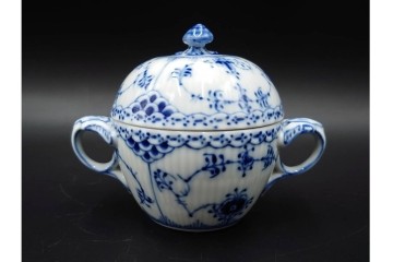 デンマーク製　ROYAL COPENHAGEN(ロイヤルコペンハーゲン)　ブルーフルーテッド　ハーフレース　シュガーボウル・クリーマーセット　定価(2点合計)約6万9千円　(R-087852)