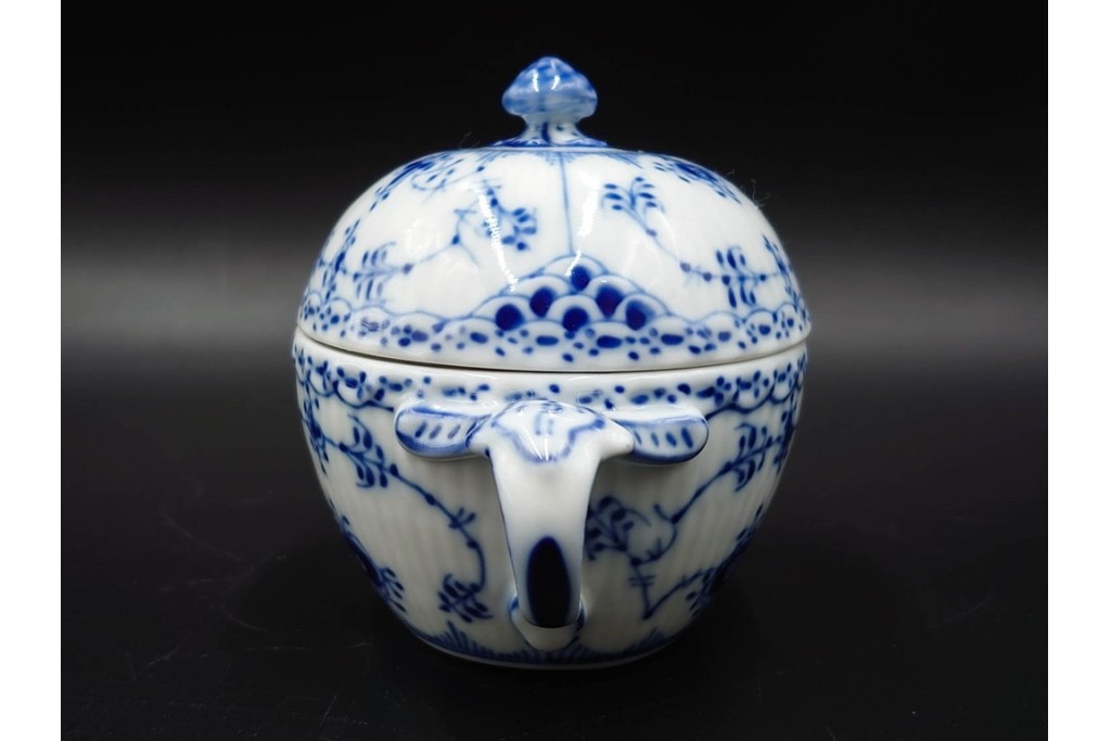 デンマーク製　ROYAL COPENHAGEN(ロイヤルコペンハーゲン)　ブルーフルーテッド　ハーフレース　シュガーボウル・クリーマーセット　定価(2点合計)約6万9千円　(R-087852)