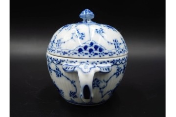 デンマーク製　ROYAL COPENHAGEN(ロイヤルコペンハーゲン)　ブルーフルーテッド　ハーフレース　シュガーボウル・クリーマーセット　定価(2点合計)約6万9千円　(R-087852)