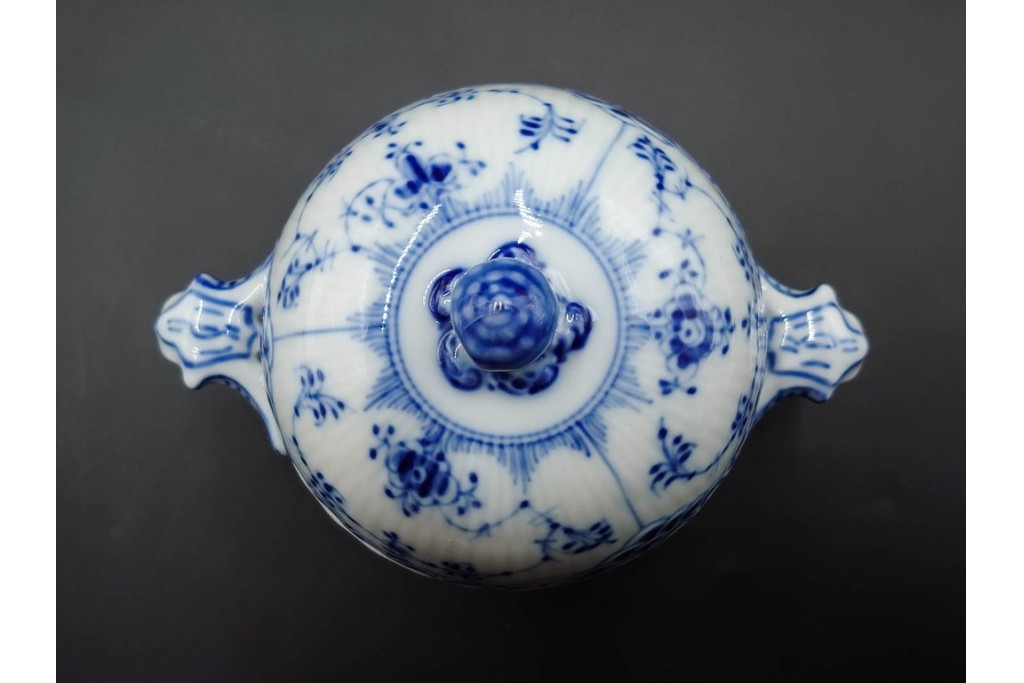 デンマーク製　ROYAL COPENHAGEN(ロイヤルコペンハーゲン)　ブルーフルーテッド　ハーフレース　シュガーボウル・クリーマーセット　定価(2点合計)約6万9千円　(R-087852)