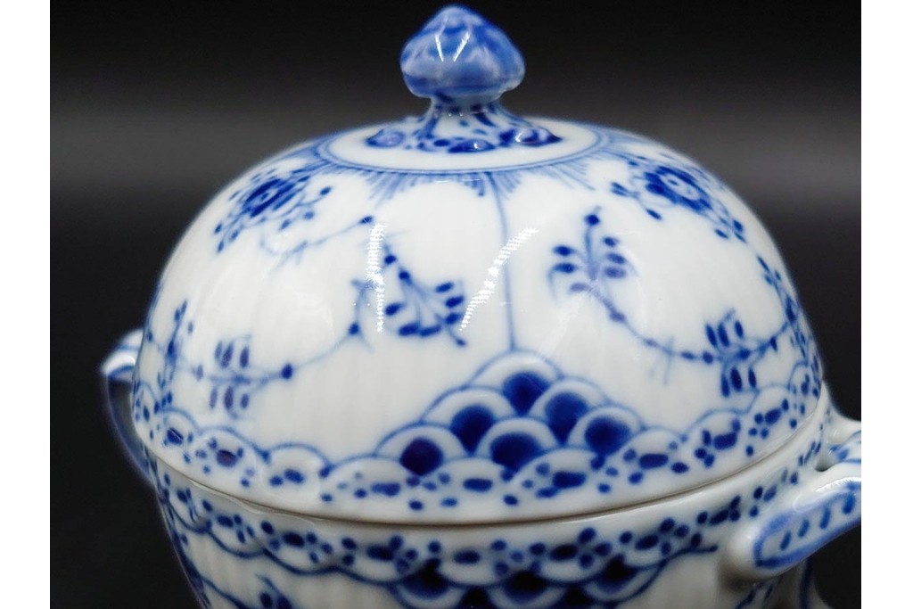 デンマーク製　ROYAL COPENHAGEN(ロイヤルコペンハーゲン)　ブルーフルーテッド　ハーフレース　シュガーボウル・クリーマーセット　定価(2点合計)約6万9千円　(R-087852)