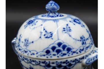 デンマーク製　ROYAL COPENHAGEN(ロイヤルコペンハーゲン)　ブルーフルーテッド　ハーフレース　シュガーボウル・クリーマーセット　定価(2点合計)約6万9千円　(R-087852)