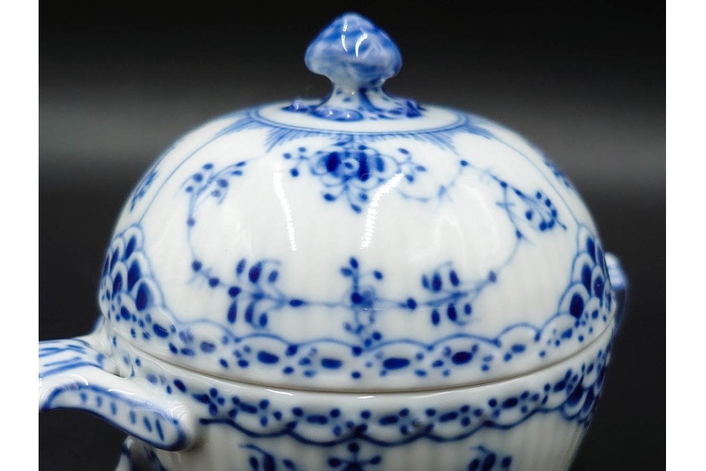デンマーク製　ROYAL COPENHAGEN(ロイヤルコペンハーゲン)　ブルーフルーテッド　ハーフレース　シュガーボウル・クリーマーセット　定価(2点合計)約6万9千円　(R-087852)