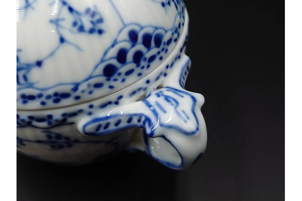 デンマーク製　ROYAL COPENHAGEN(ロイヤルコペンハーゲン)　ブルーフルーテッド　ハーフレース　シュガーボウル・クリーマーセット　定価(2点合計)約6万9千円　(R-087852)