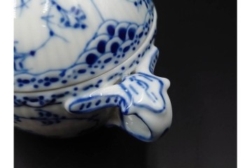 デンマーク製　ROYAL COPENHAGEN(ロイヤルコペンハーゲン)　ブルーフルーテッド　ハーフレース　シュガーボウル・クリーマーセット　定価(2点合計)約6万9千円　(R-087852)